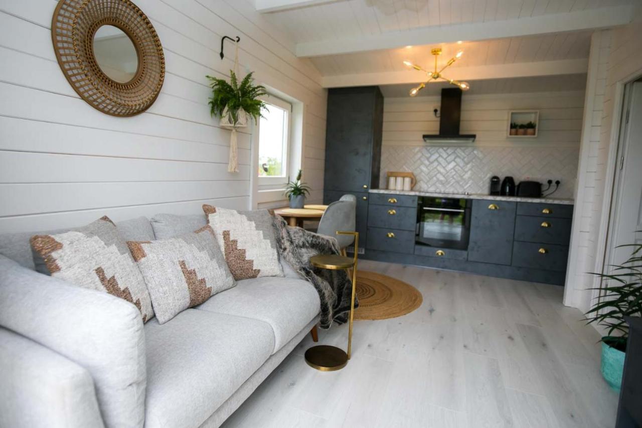 The Paddocks Cabin - Stylish, Cozy & Private キラーニー エクステリア 写真